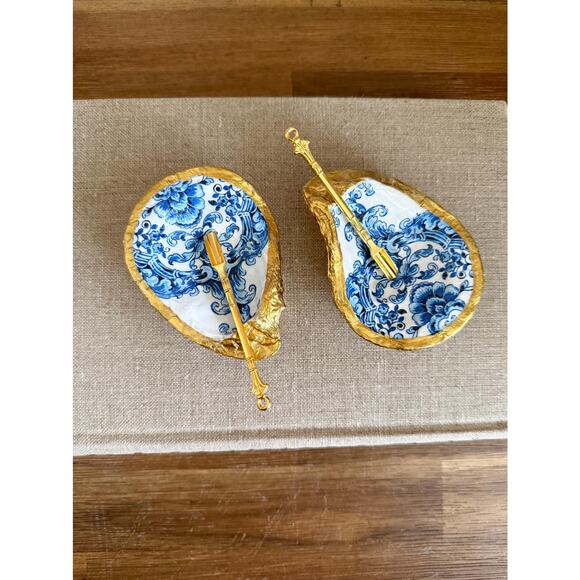 Chinoiserie Blue and White Oyster Shell Dishes, Salt and Pepper Cellars - Picture 1 of 5